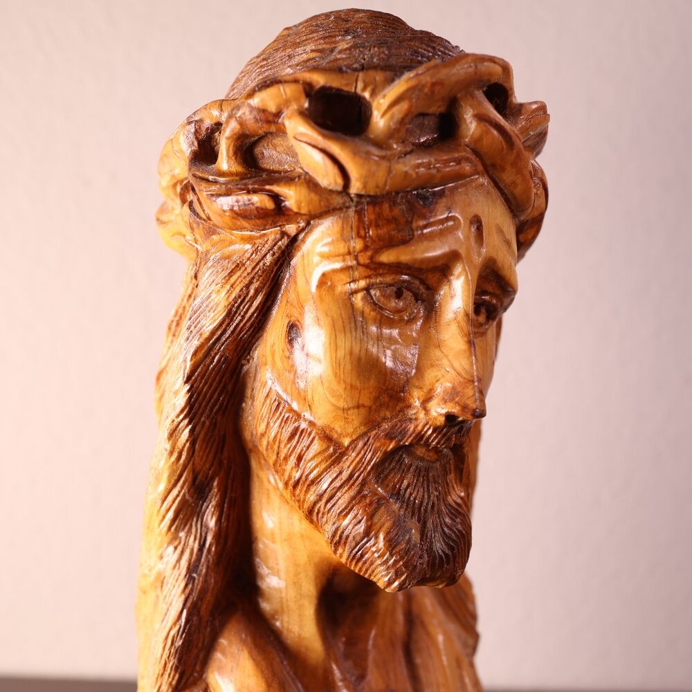 Vintage carving of Jesus Christ in Wood - Picture 9 of 13